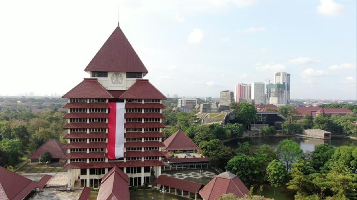 Bendera Merah Putih Raksasa di Gedung Rektorat UI