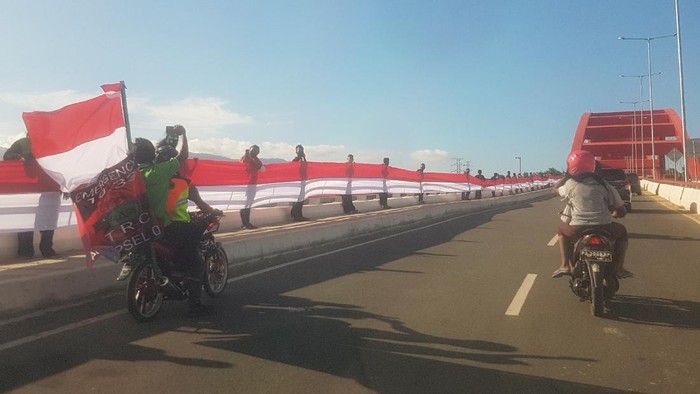 Bendera merah putih sepanjang 1,5 km terbentang di Jembatan Youtefa Papua.