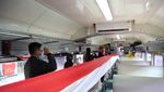 Bendera Merah Putih Sepanjang 17 Meter Mejeng di Gerbong