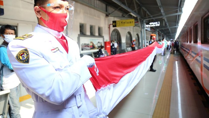 Bendera Merah Putih Sepanjang 17 Meter Mejeng di Gerbong PT Kereta Api Indonesia (Persero) Daerah Operasi 1 Jakarta mengajak penumpang kereta api (KA) menjadi saksi pembetangan bendera Merah Putih sepanjang 17 meter.