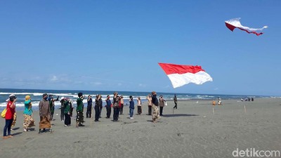 Bendera Merah Putih Terbang di Pantai Parangkusumo