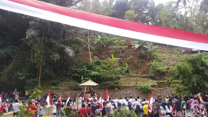 Bendera raksasa berkibar di Kabupaten Kuningan.