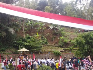 HUT RI ke-75, Bendera Raksasa Berkibar di Curug Bangkong Kuningan