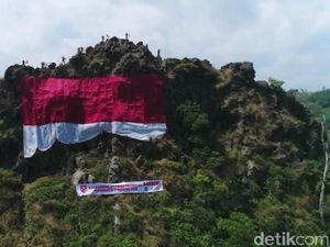 HUT RI ke-75, Bendera Raksasa Berkibar di Gunung Patenggeng Purwakarta