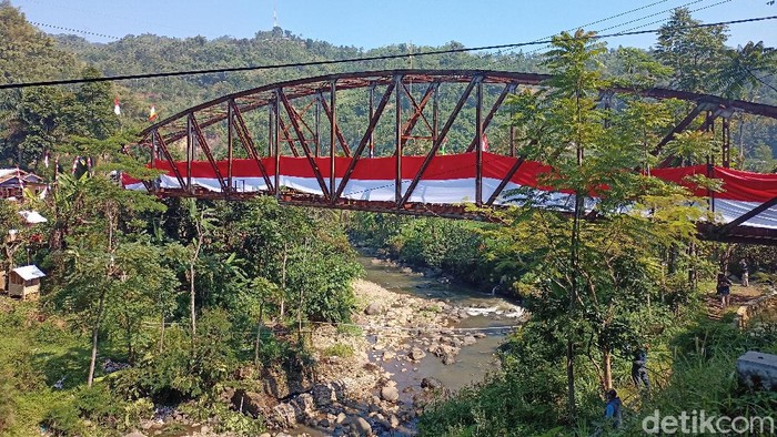 Bendera sepanjang 100 meter dibentangkan di Kabupaten Bandung.