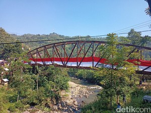 Bendera Sepanjang 100 Meter Membentang di Jembatan KA Bandung-Ciwidey