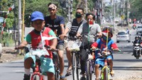 Ekspresi kemerdekaan dilakukan dengan berbagai cara termasuk bersepeda dengan cara yang sederhana.