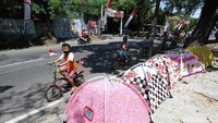 Mereka bersepeda keliling untuk menyemarakan HUT RI.