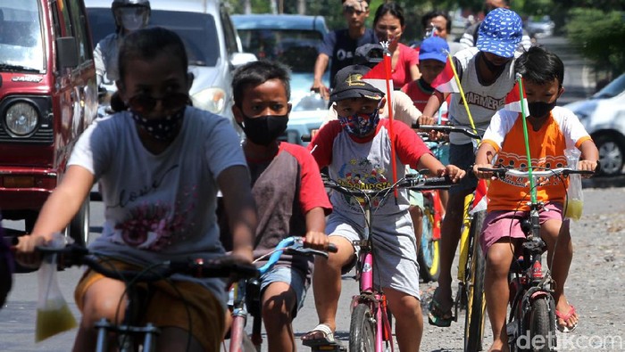 Bentuk Ekspresi Anak-anak Surakarta di Hari Kemerdekaan Berbagai cara dilakukan untuk menyemarakan hari kemerdekaan. Anak-anak di Surakarta melakukannya dengan bersepeda sebagai bentuk ekspresi.