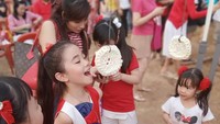 Lomba makan kerupuk jadi salah satu gelaran ikonik. Tak hanya diikuti oleh anak-anak, lomba ini juga menarik perhatian bule dan juga para pejabat di Indonesia. Foto : Instagram @beekosvaniakho