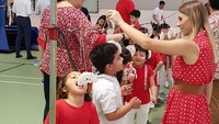 Meskipun bukan berdarah Indonesia, para bule ini tetap antusias mengikuti lomba makan kerupuk. Lihat saja outfit yang dikenakan, nuansanya merah putih. Foto : instagram @guntur_12