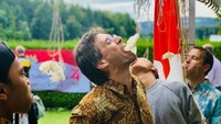 Tahun ini masyarakat Indonesia harus rela merayakan momen Kemerdekaan tanpa gelaran aneka lomba, termasuk lomba makan kerupuk. Pandemi corona mewajibkan masyarakat untuk menjaga jarak dan membatasi aktivitas sosial. Foto : AntaraFoto