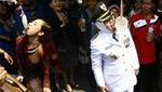 Serunya Bule hingga Pejabat Saat Momen Lomba Makan Kerupuk