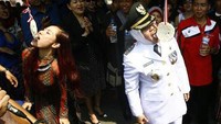  Mengenakan seragam resmi, Walikota Surabaya Tri Risma juga ikut lomba makan kerupuk. Ia tak gengsi beradu dengan maayarakat Surabaya. Foto : detikcom
