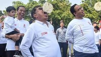 Jusuf Kalla beradu cepat makan kerupuk lawan Anies Baswedan. Momen seru ini dibagikan saat gelaran lomba Agustusan di Istana Negara beberapa tahun lalu. Foto : setkab