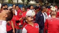 Tahun 2019 lalu Menteri Ketenagakerjaan, M Hanif Dhakiri ikut lomba makan kerupuk di halaman kantor Kementrian Tenaga Kerja. Mengenakan kaos merah, Hanif seru menghabiskan kerupuk. Foto : detikcom