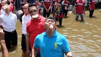 Lomba makan kerupuk ini tak mengenal status sosial. Para pejabat, menteri dan pimpinan daerah pun pernah ikutan lomba makan kerupuk. Seperti aksi Ridwan Kamil ini. Foto : detikcom Foto: istimewa