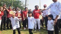 Kenal dengan sosok mungil ini? Jan Ethes cucu Jokowi pun ikut seru lomba makan kerupuk. Meski malu-malu, Jan Ethes sudah berdiri di depan kerupuk yang tergantung.