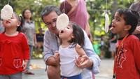 Bukan hanya orang dewasa, anak-anak pun tak mau kalah soal urusan makan kerupuk. Lihat saja aksi anak-anak bule yang berusaha menyantap kerupuk tanpa bantuan tangan mereka. Foto : instagram @jaz_and_lyla_