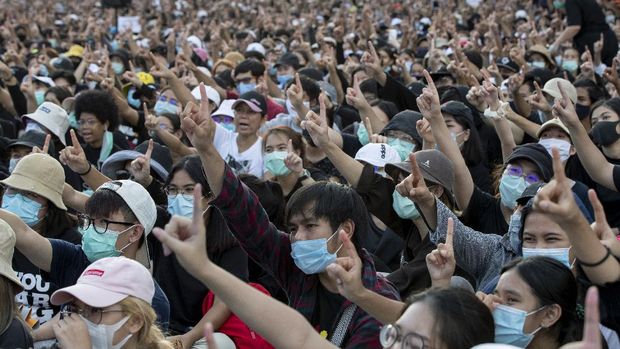 Pro-democracy activities gestures during a protest at Democracy Monument in Bangkok, Thailand, Sunday, Aug, 16, 2020. Protesters have stepped up pressure on the government demanding to dissolve the parliament, hold new elections, amend the constitution and end intimidation of the government's opponents. (AP Photo/Gemunu Amarasinghe)