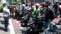 Petugas Dishub dan Satlantas Polrestabes Bandung mengimbau agar pengendara mematikan mesin kendaraannya dan berdiri di samping kendaraannya.