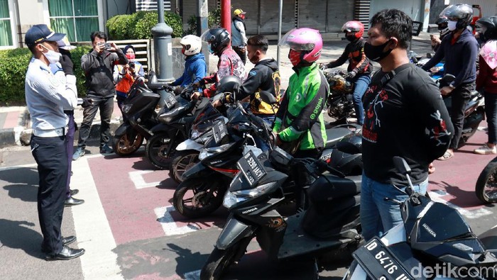 Ratusan pengguna jalan di Persimpangan Jalan Merdeka, Kota Bandung berhenti sejenak. Mereka mengambil sikap sempurna saat Lagu Indonesia Raya berkumandang.