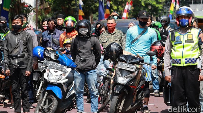 Detik-detik Pengendara Ambil Sikap Sempurna di Jalan Merdeka Ratusan pengguna jalan di Persimpangan Jalan Merdeka, Kota Bandung berhenti sejenak. Mereka mengambil sikap sempurna saat Lagu Indonesia Raya berkumandang.