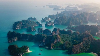 Selain di Indonesia, Johan Vandehecke juga berkeliling Asia Tenggara, Afrika Selatan dan Australia untuk mengabdikan keindahaan alam, salah satunya ini Teluk Lan Ha di Vietnam. Foto: Johan Vandenhecke via Daily Mail