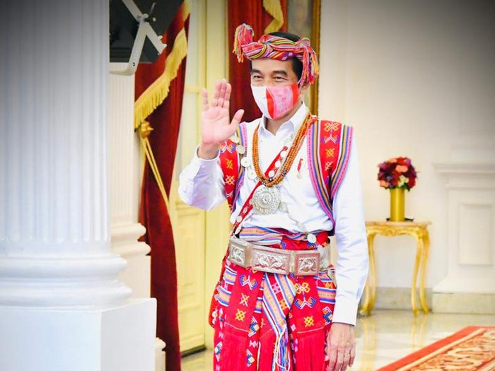 Presiden Joko Widodo (Jokowi) mengenakan pakaian adat Timor Tengah Selatan, Nusa Tenggara Timur saat menghadiri upacara detik-detik proklamasi kemerdekaan RI ke-75, di Istana Merdeka, kompleks Istana Kepresidenan, Jakarta, Senin (17/8/2020)
