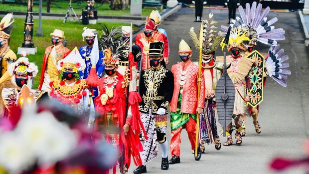 Presiden Joko Widodo (Jokowi) mengenakan pakaian adat Timor Tengah Selatan, Nusa Tenggara Timur saat menghadiri upacara detik-detik proklamasi kemerdekaan RI ke-75, di Istana Merdeka, kompleks Istana Kepresidenan, Jakarta, Senin (17/8/2020)