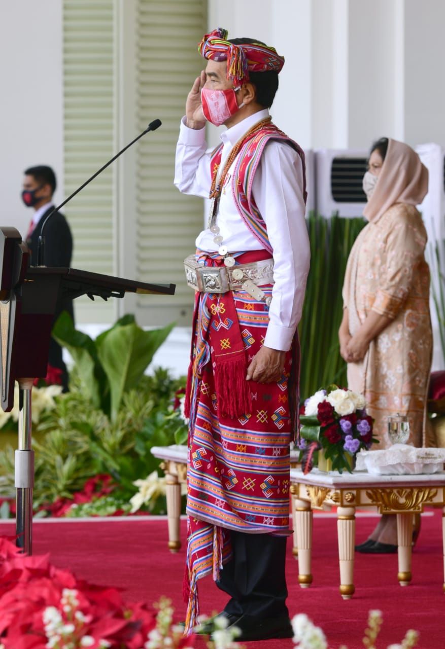 Presiden Joko Widodo (Jokowi) mengenakan pakaian adat Timor Tengah Selatan, Nusa Tenggara Timur saat menghadiri upacara detik-detik proklamasi kemerdekaan RI ke-75, di Istana Merdeka, kompleks Istana Kepresidenan, Jakarta, Senin (17/8/2020)