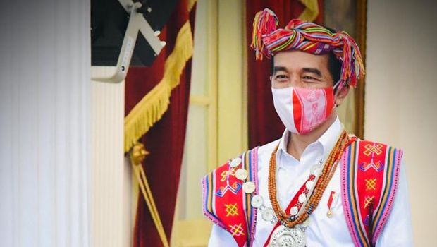 Presiden Joko Widodo (Jokowi) mengenakan pakaian adat Timor Tengah Selatan, Nusa Tenggara Timur saat menghadiri upacara detik-detik proklamasi kemerdekaan RI ke-75, di Istana Merdeka, kompleks Istana Kepresidenan, Jakarta, Senin (17/8/2020)