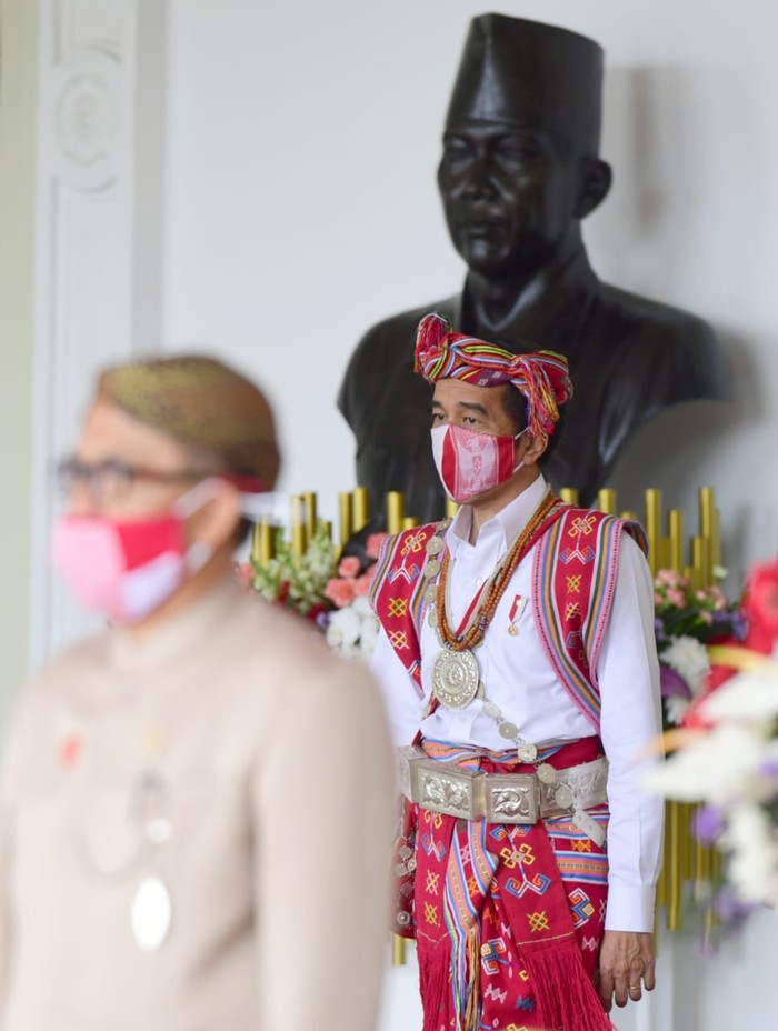 Foto Jokowi Berbusana Adat NTT di HUT RI ke-75 Presiden Joko Widodo (Jokowi) mengenakan pakaian adat Timor Tengah Selatan, Nusa Tenggara Timur saat menghadiri upacara detik-detik proklamasi kemerdekaan RI ke-75, di Istana Merdeka, kompleks Istana Kepresidenan, Jakarta, Senin (17/8/2020)