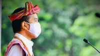 Memang kekayaan budaya pakaian adat ini memang ribuan. Jumlahnya ribuan. Nanti sampai ke Maluku, Papua, semuanya nanti semuanya akan kita angkat,” kata Jokowi pada HUT ke-74 RI seperti keterangan tertulis di situs presidenri.go.id, Senin (17/8/2020). (dok. Setpres)