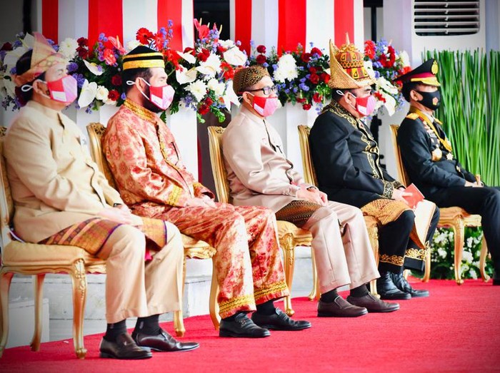 Presiden Joko Widodo (Jokowi) mengenakan pakaian adat Timor Tengah Selatan, Nusa Tenggara Timur saat menghadiri upacara detik-detik proklamasi kemerdekaan RI ke-75, di Istana Merdeka, kompleks Istana Kepresidenan, Jakarta, Senin (17/8/2020)
