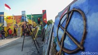 Dalam rangka memperingati HUT RI ke-75 para seniman ini melukis mural di rooftop gedung yang belum lama diresmikan tersebut.