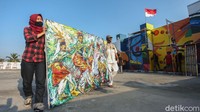 Seorang seniman melukis mural di rooftop Gallery Pasar Seni Gembrong, Jakarta, Senin (17/8/2020).
