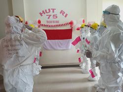 HUT Ke-75 RI, Petugas RS Ini Bagikan Bendera ke Pasien di Ruang Isolasi