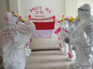 HUT Ke-75 RI, Petugas RS Ini Bagikan Bendera ke Pasien di Ruang Isolasi