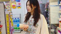 HyunA juga tetap terlihat cantik meski tidak pakai make-up. Ia tak ragu belanja ke minimarket sendiri untuk memilih camilan favoritnya. Foto: Instagram hyunah_aa
