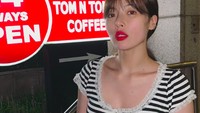 Bukti lain kalau HyunA suka ngopi. Ia mampir ke coffee shop yang buka 24 jam. Lipstik merahnya tampak matching dengan warna merah di belakangnya ya? Foto: Instagram hyunah_aa