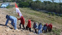Berbeda lagi dengan anggota Kader Bela Negara, Srikandi Merah Putih dan Alumni Parade Cinta Tanah Air berupaya menggapai perbukitan untuk mengibarkan bendera merah putih di kawasan Tempat Pemrosesan Akhir (TPA) sampah Banda Aceh, Aceh, Minggu (16/8/2020) kemarin.  Pengibaran bendera merah putih dengan menerapkan protokol kesehatan di tengah pandemi COVID-19 di kawasan pesisir pantai itu dalam rangka menyambut perayaan HUT ke-75 RI. ANTARA FOTO/Ampelsa