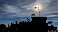 Para pendaki pun datang dengan membawa bendera Merah Putih.