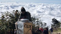 Posisi gunung ini tepatnya di daerah Garut, dan perbatasan kecamatan Bayongbong, Cikajang, dan Dayeuh Manggung. Gunung itu telah dibuka untuk pendaki sejak 8 Juni 2020.