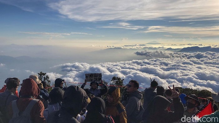 Sempat ditutup imbas pandemi Corona, sejumlah gunung kembali dibuka. Salah satunya Gunung Cikuray, Garut, Jawa Barat.