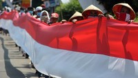 Pembentangan bendera merah putih sepanjang 200 meter dengan berkeliling desa tersebut dalam rangka memeriahkan peringatan HUT ke-75 Kemerdekaan Republik Indonesia. ANTARA FOTO/Arif Firmansyah.
