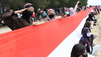 Pembentangkan bendera merah putih dengan panjang 108 meter itu dilaksanakan oleh belasan organisasi dan komunitas dari Kendari untuk memeriahkan HUT ke-75 Kemerdekaan Indonesia. ANTARA FOTO/Jojon.