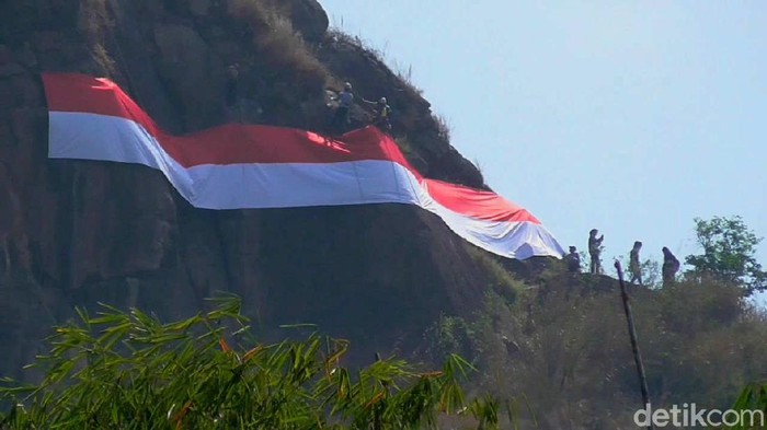 Ketika Merah Putih Berkibar di Gunung Kecapi Sumedang Memperingati HUT RI Ke-75, pegiat panjat tebing dan karang taruna di Kabupaten Sumedang membentangkan bendera Merah Putih di Puncak Gunung Kecapi.