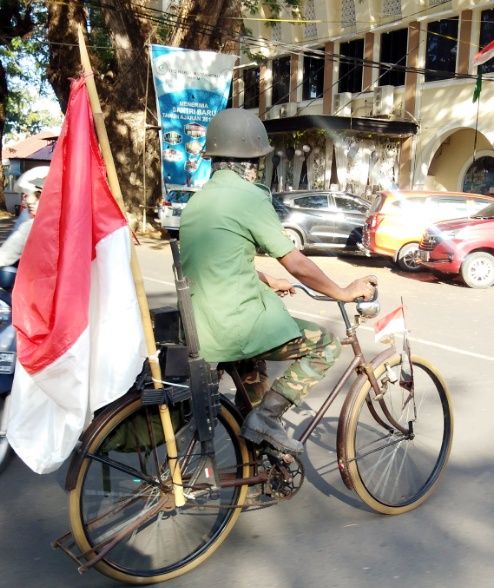 Komunitas sepeda tua di Makassar peringati 17 Agustus. (Hermawan Mappiwali/detikcom)
