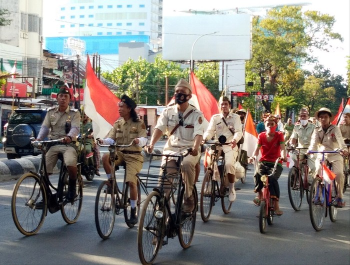 Komunitas sepeda tua di Makassar peringati 17 Agustus. (Hermawan Mappiwali/detikcom)